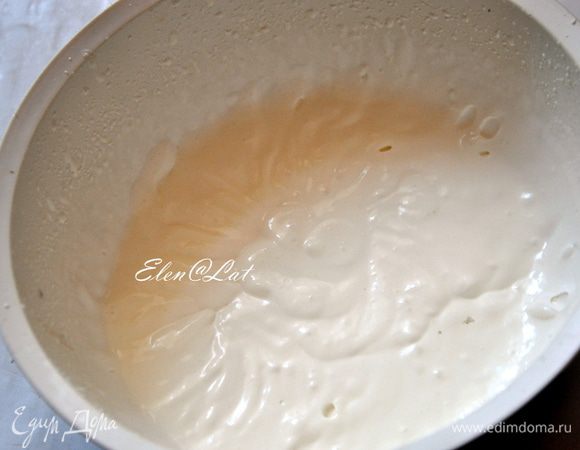 Сливки взбить в густой крем...