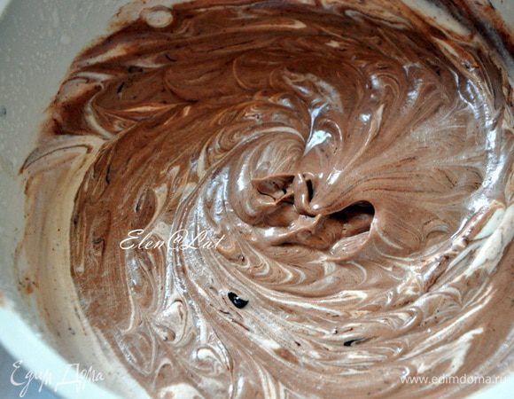 и постепенно во взбитые сливки добавить шоколад. Но мешайте уже не миксером, а ложкой...