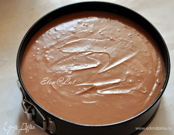 Аккуратно вылейте трюфельный крем на бисквит и чуть постучите об стол формой с тортом, чтобы крем распределился, закройте форму фольгой или пленкой и поставьте в холодильник на ночь, а лучше на сутки.