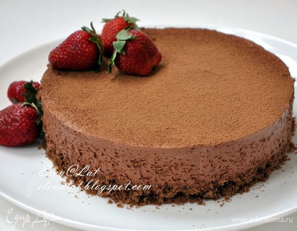 После охлаждения присыпьте верх какао-порошком. Аккуратно проведите теплым ножом по бортам формы и снимите разъемное кольцо. Торт аккуратно переложите на блюдо, тарелку на которой вы будете подавать торт. Торт можно подать с шариком мороженого, взбитыми сливками, или наслаждаться просто так. Приятного аппетита!!!!!!!!!!!!!!