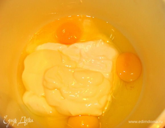 Смешать все ингредиенты для теста, взбить веньчиком.