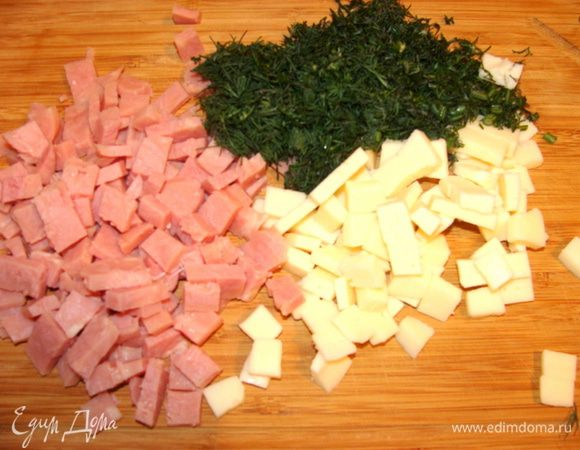 Ветчину, брынзу и укроп мелко нарезать.