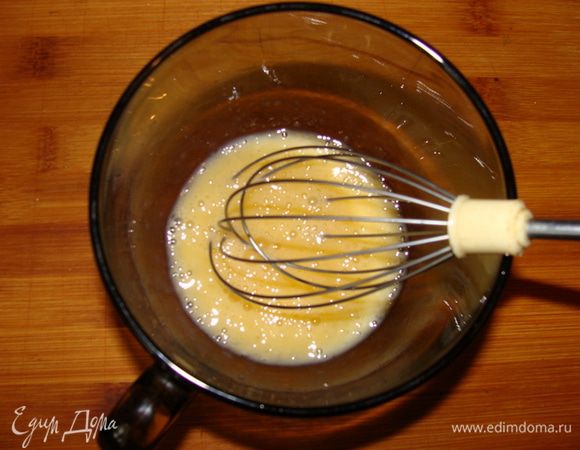 Каждое яйцо нужо взбивать отдельно. добавляя чуть соли.