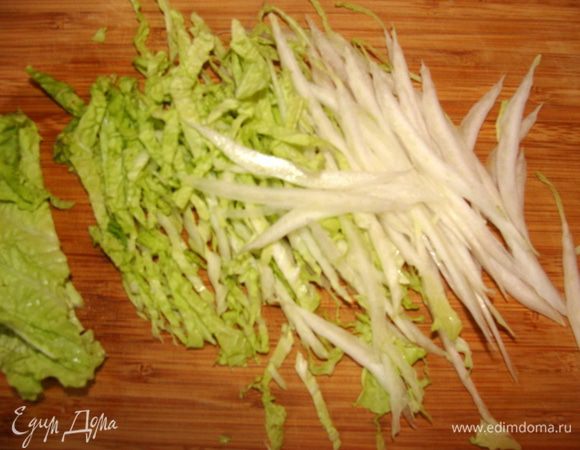 Листья салата так же.  В оригинале, сюда используют молодую нежную белокочанную капусту. Ее тонко нарезают и слегка отжимают. Получается очень нежное сочетание. Но т.к. в это время в нашем регионе такой камусты не найти, я использовала китайский салат.