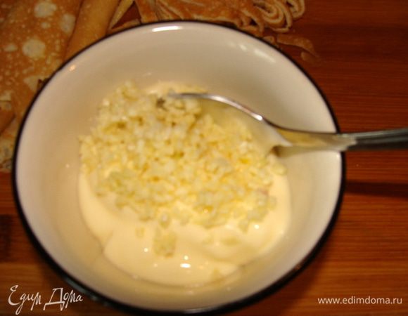 Чеснок мелко рубим и смешиваем с майонезом.
