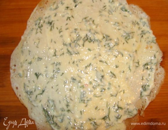 Хочу предложить вам еще один вариант  использования яичных блинчиков!
Почле выпекания, его нужно так же скрутить в трубочку, тать немного остыть, потом развернуть, намазать смесью майонеза и чеснока( я еще добавила укроп) и закрутить обратно в трубочку. Получается очень красивая необычная подача! Конечно начинку можно менять по своему усмотрению!