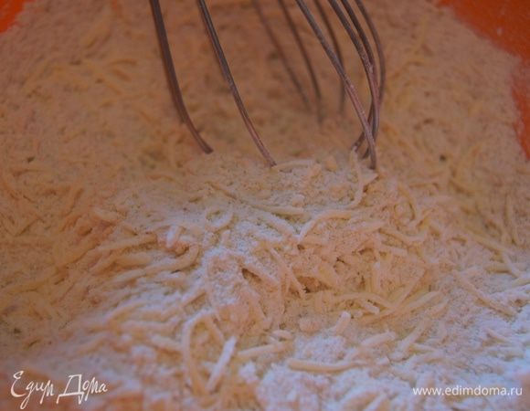 Включить духовку на 200 С и приготовить две миски. В одной смешать оба вида просеянной муки, соль, разрыхлитель, соду, горчичный порошок (я растерла в ступке горчичные зерна), тертый сыр. Перемешать все хорошо венчиком или вилкой.