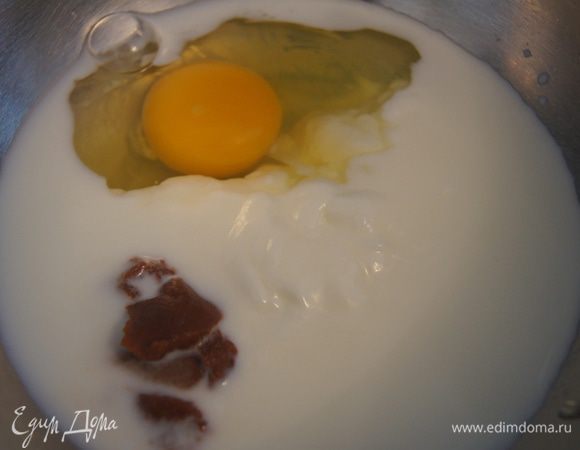 В другой миске смешиваем жидкие компоненты: молоко, йогурт, яйцо, вустерский соус, растительное масло (первый раз я делала без масла, получилось точно также, как в этот раз), взбить все венчиком.