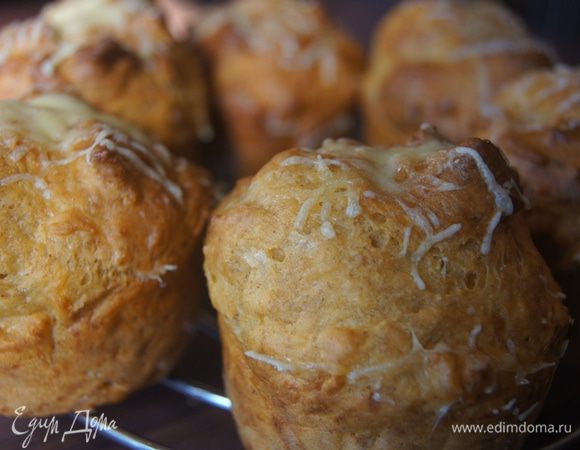 Через 20 минут (у меня выпекались 17 минут, т.к. форма силиконовая) вынуть, каждую булочку посыпать сверху тертым сыром и поставить в духовку еще на 3-5 минут, чтобы сыр расплавился. Достать, вынуть из формы и остудить на решетке.