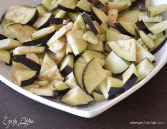 Первым делом нарезать баклажаны кубиками, засыпать солью и оставить на несколько минут.