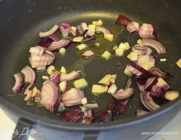 В сковороде разогреть масло, выложить лук, нарезанный полукольцами и чеснок. Слегка обжарить.