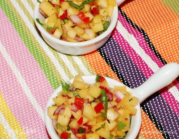 Манго, лук,перец чили очищаем от кожуры, семян.
Нарезаем все мелкими кубиками.
Кинзу также мелко шинкуем. Выкладываем в миску. Добавляем сок лайма и перемешиваем.
Ставим в холодильник до полного охлаждения.
Подаем к мясу, рыбе.