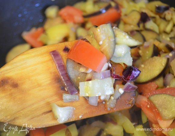 Далее всыпаем помидоры, солим (совсем немного), перчим, добавляем приправы по вкусу. Тушим еще 5-7 минут