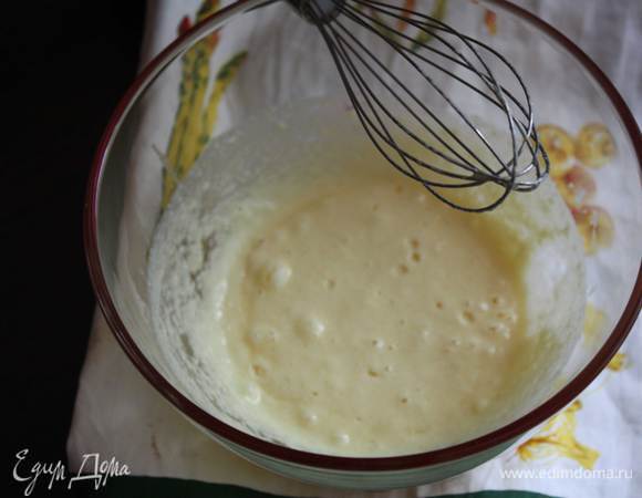 Духовку разогреваем до 180 градусов. Сливочное масло нужно взбить с сахаром.По одному вводим яйца. постоянно взбивая, добавляем просеянную муку с разрыхлителем. 