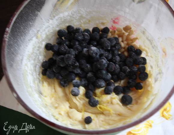 Натираем цедру лимона,кладем орешки и ягоды и хорошо (но аккуратно) перемешиваем.