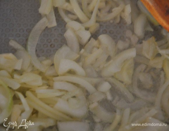 Лук нарезать тонкими кольцами, чеснок измельчить и пассеровать в течении 5 минут.