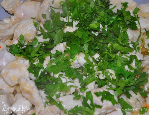 Налить на сковороду оставшееся масло и разогреть. Нарезать курятину кусочками и обжаривать 5 минут до румяной корочки, ввести муку и готовить еще 2 минуты, добавить петрушку и влить бульон, вскипятить и снять с огня.