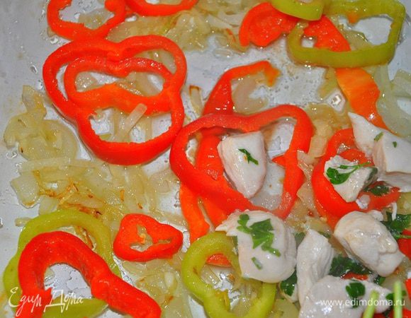 Разложить на дне формы лук и чеснок, выложить половину перца, сверху выложить кусочки курицы и оставшийся перец