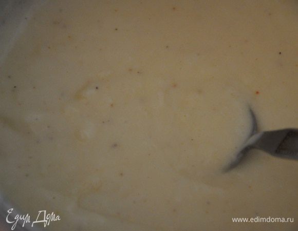 Приготовим соус Бешамель. Для этого распустть сливочное масло в кастрюльке.Добавить муку и размешать до легкого потемнения.
Влить частями молоко, постоянно помешивать, чтобы не образовались комочки, варить на слабом огне 7 минут, посолить по поперчить во вкусу, приправить мускатным орехом и паприкой.Смешать желтки со сливками, затем влить в горячую мучную смесь, варить на слабом огне не переставая помешивать, довести до кипения.
