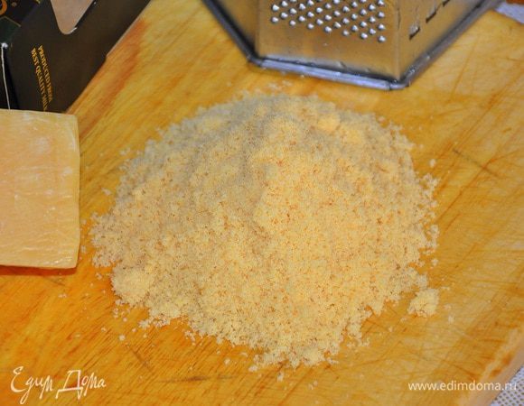 Сыр Джюгас натереть на мелкой терке