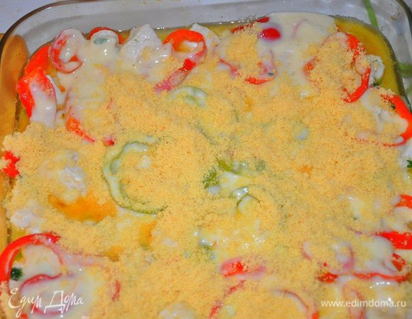 Взбить соус Бешамель с яйцами и полить соусом курицу посыпать сыром Джюгас и запекать 35 минут. Подавать горячей.