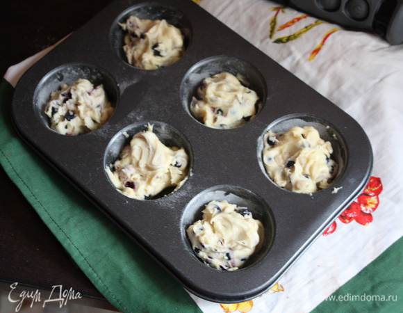Формочки смажем маслом,присыпем мукой и наполним тестом на 2/3.
Ставим запекаться на 20 минут.