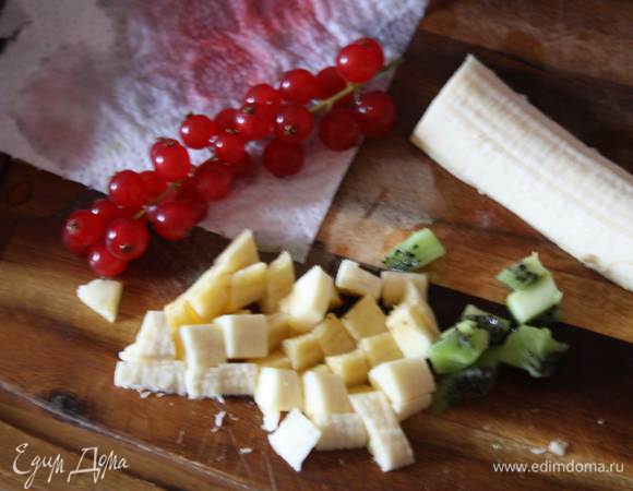 Тем временем сделаем салат. нарежем кубиком все наши фрукты/ягоды. Посыпем пудрой и перемешаем.Подаем вместе с кексами!!