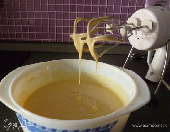 1 банку сгущенки и 2 яйца взбить миксером. Добавить 1/2 чайной ложки соды, гашеной уксусом, щепотку соли и 1 стакан муки. Снова взбить. Тесто получается консистенции негустой сметаны.