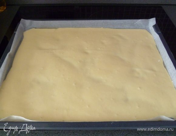 Вылить тесто на промасленную бумагу для выпечки. Выпекать в духовке 10 минут при температуре 180 С. Пока не зарумянится. Не пересушить! Иначе поломается при сворачивании.