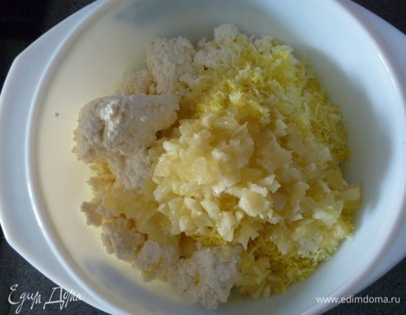Пока выпекается основа, приготовить начинку. 400 г творога смешать с 1 лимоном (цедру натереть на терке, мякоть мелко порезать). Добавить 3 ст.ложки сахара.