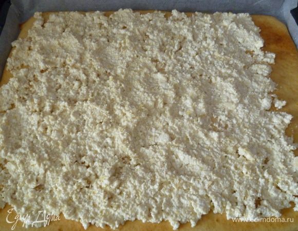 Прямо по горячей основе распределить начинку. Благодаря этому лимонный и творожный соки поникают в тесто и пропитывают его. Свернуть рулет.