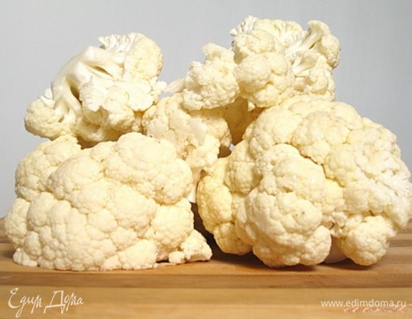 Если соцветия цветной капусты крупные, разрезать их на две-три части. Отварить в кипящей подсоленной воде в течение 3 минут и откинуть на дуршлаг, чтобы стекла лишняя влага. 