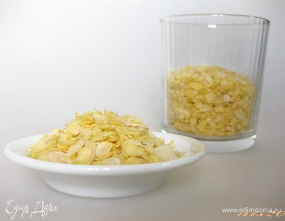 И посыпать хлопьями. Слегка подсолить.