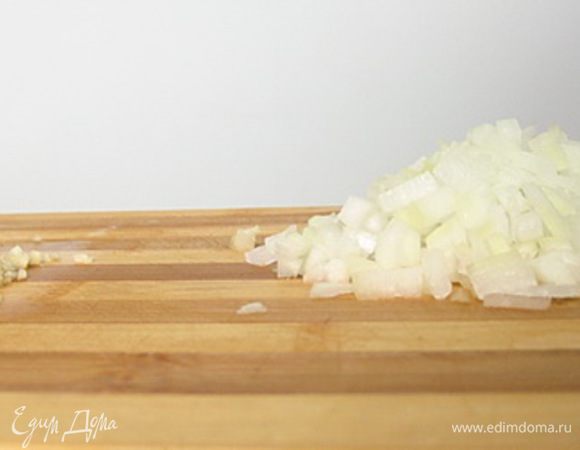 Для приготовления соуса: лук и чеснок мелко порезать. Моцареллу натереть на крупной терке.