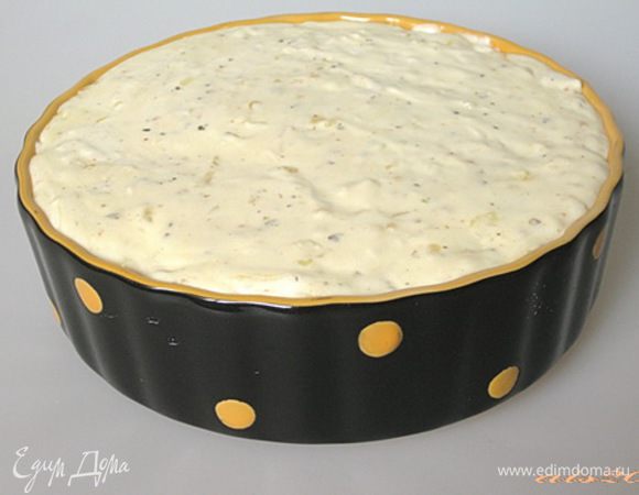 В сковороде растопить сливочное масло, добавить лук и пассеровать несколько минут. Затем добавить чеснок и готовить еще около минуты.
Добавить в сковороду муку и слегка обжарить ее вместе с луком и чесноком, затем постепенно влить сливки, постоянно помешивая, чтобы не образовывались комки.
Приправить соус мускатным орехом, красным острым перцем и орегано, не переставая помешивать.
Добавить натертую моцареллу и посолить соус по вкусу.
Готовый соус вылить поверх цветной капусты, равномерно распределив по всей поверхности.