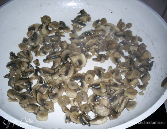 Для ускорения процесса готовки вооружимся двумя сковородами: на первой будем обжаривать грибы, а на второй - курицу.
Грибы моем, нарезаем тоненькими пластинками и отправляем на сухую разогретую сковородку. Растительное масло и соль добавим только тогда, когда вся жидкость из грибов испарится. 