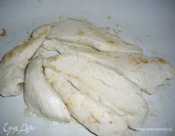 Выкладываем его на сковороду с разогретым маслом, солим, посыпаем молотым имбирем. Обжариваем с двух сторон до готовности.