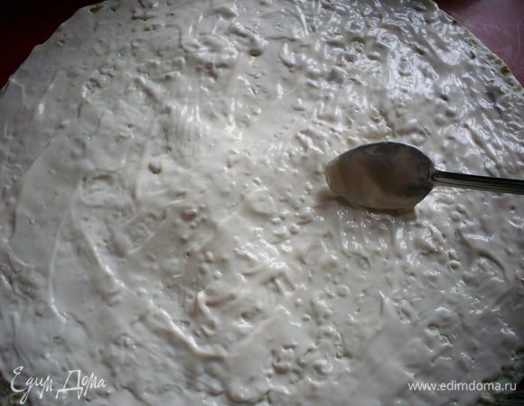 Тем временем берем наш лаваш и намазываем плавленным сыром. Приведенных ингредиентов хватит на 1 большой прямоугольный лист или 2 небольших круглых.