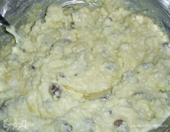 Растираем творог с сахаром, солью и ванилином, добавляем яйцо и продолжаем растирать до получения однородной массы.
К полученной массе добавляем промытый изюм и манку, перемешиваем.