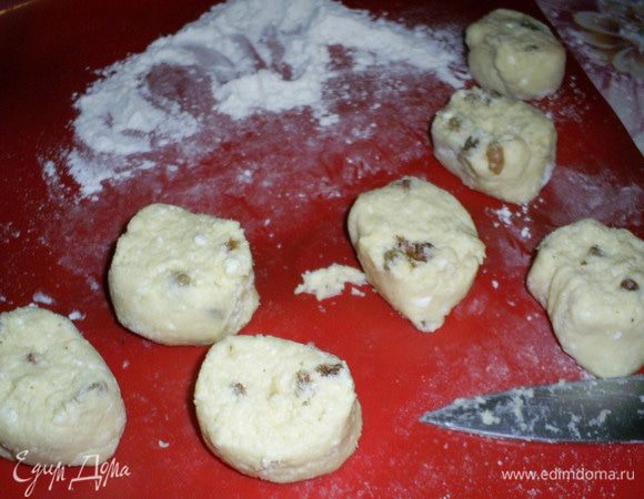 Нож окунаем в муку и нарезаем колбаску на кусочки толщиной 1-1,5 см. Руками придаем им круглую форму.