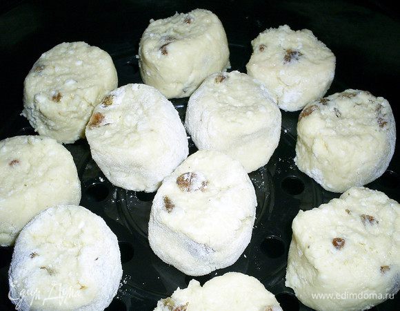 Выкладываем заготовки в пароварку и готовим на пару 15 минут.
Вынимаем, поливаем растопленным сливочным маслом. Подаем со сметаной или вареньем. Приятного аппетита!