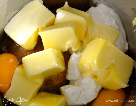 Духовку включить на 170 С. Одна из прелестей приготовления этого кекса в его быстроте и простоте! Не надо ничего отдельно взбивать-смешивать. Закладываем все ингредиенты (кроме кипятка, который у нас должен быть наготове! и шоколадных капель) в чашу кухонного комбайна и смешиваем на средней скорости. Если нет стационарного миксера, кухонного комбайна, кладем все ингредиенты в объемную миску и также все смешиваем с помощью эелктромиксера...., или венчиком! ))) 