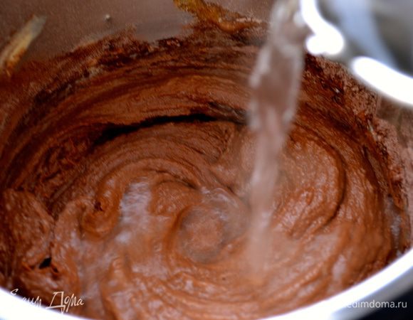 Осторожно вливаем кипяток! Снова перемешиваем на средней скорости (или вручную)...  