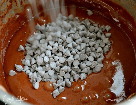 ...и добавляем шоколадные капли. Перемешиваем аккуратно лопаткой. 