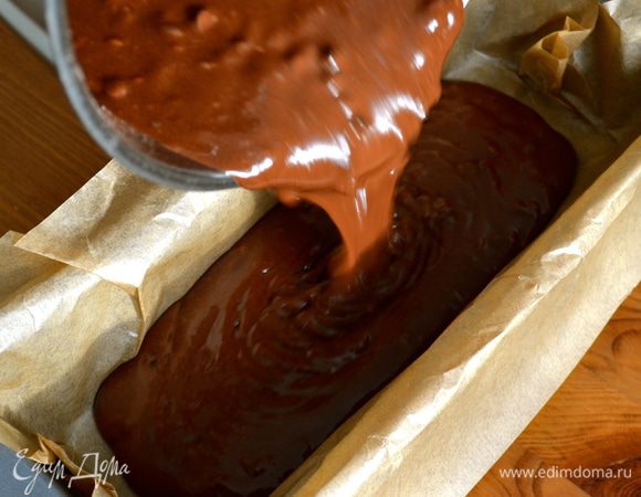 Выкладываем тесто в подготовленную форму для кексов, предварительно застеленную пекарской бумагой.  