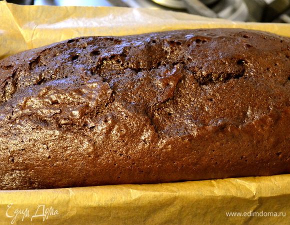 Выпекать кекс в разогретой духовке около 1 часа. Имейте ввиду, он очень хорошо поднимается, поэтому готовность кекса обязательно проверить деревянной шпажкой - она должна выходить из кекса сухой!  