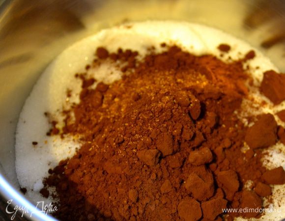 Приготовить сироп. Смешать все ингредиенты в небольшом ковшике и поставить его на огонь. Дать закипеть.