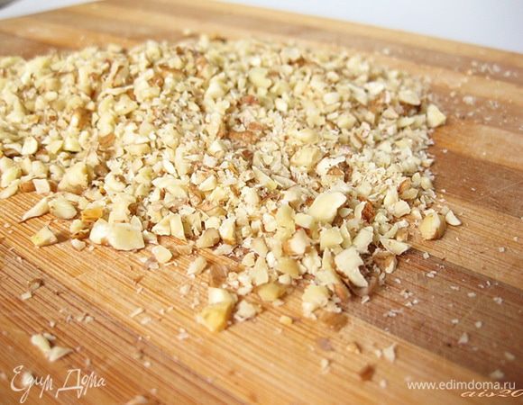 Орехи и чеснок измельчить и смешать с оливковым маслом (у меня ушло около 1/3 стакана масла, но вы можете корректировать под себя).