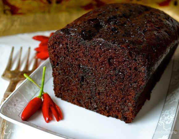 Остывший и пропитанный кекс осторожно переложить на блюдо (в этом нам поможет все та же бумага для выпечки) 