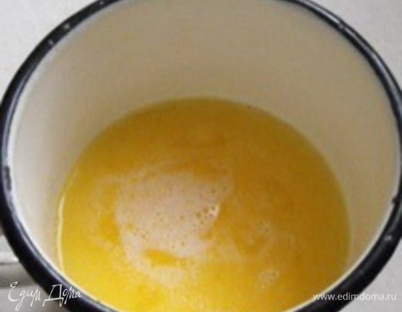 Масло растопить. И ОЧЕНЬ хорошо смазать формочки для маффинов.
